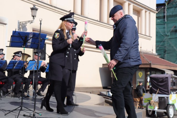 Оркестр поліції Закарпаття привітав жінок із Святом Весни – 05