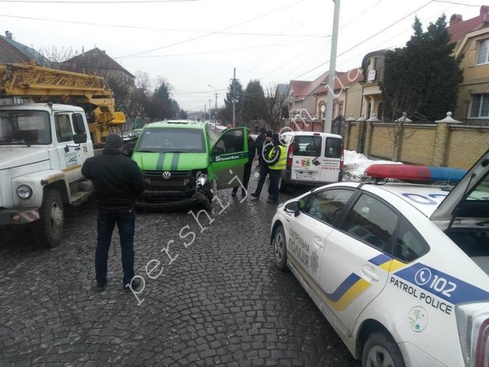 У Мукачеві інкасаторський автомобіль "Приватбанку" потрапив у ДТП – 03 У Мукачеві інкасаторський автомобіль "Приватбанку" потрапив у ДТП – 03