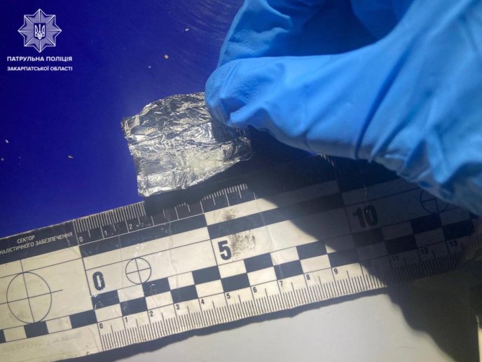 Поліцейські розповіли, що знайшли у чоловіка – 02