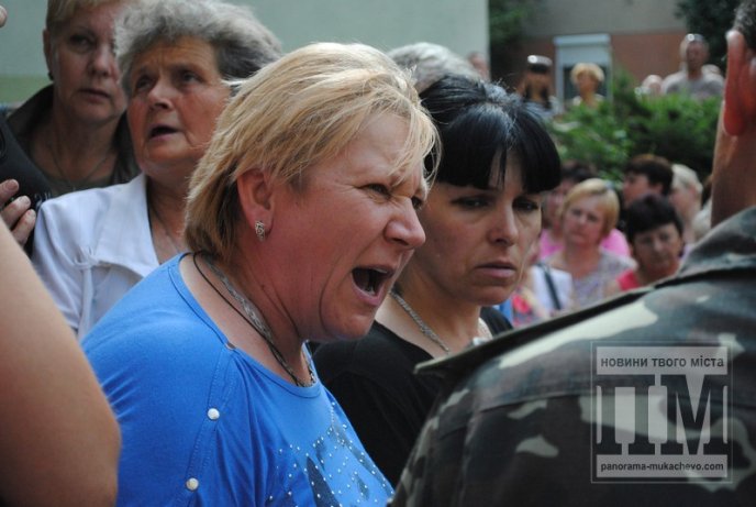 Сьогодні Мукачево мітингувало: сотні жінок перекрили дорогу та вимагали не забирати чоловіків у армію (ФОТО) – 21