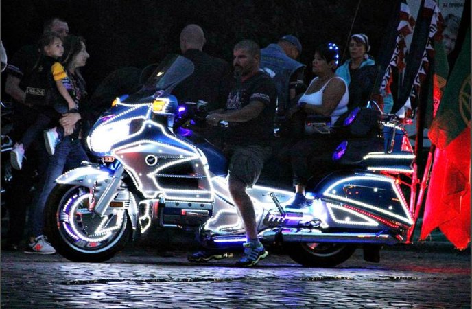 В Ужгороді байкери з різних країн Європи влаштували світлове шоу – 03