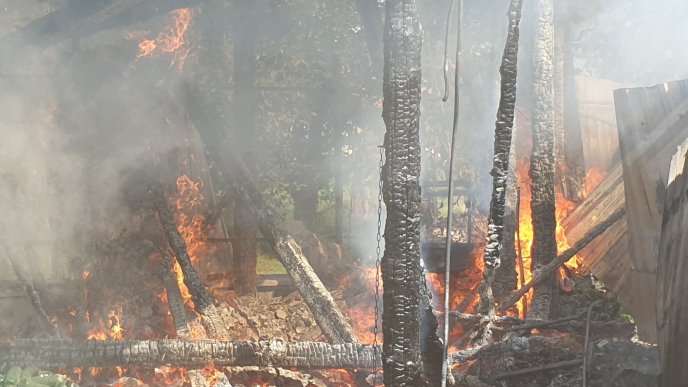 Закарпатські вогнеборці показали наслідки масштабної пожежі  – 18