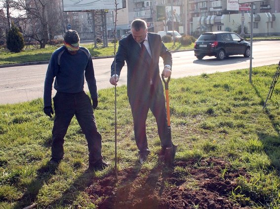 Правоохоронці висадили в Ужгороді сакури в пам’ять про загиблого колегу – 04