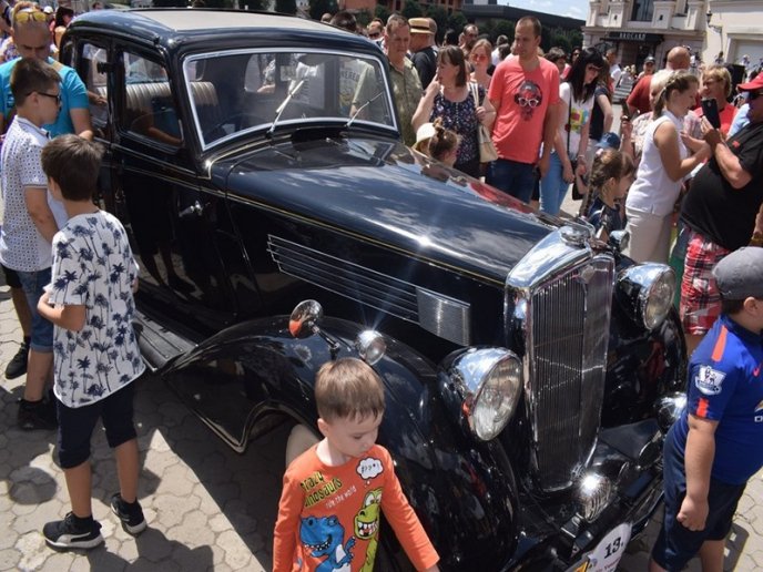 80 ретроавтомобілів і мотоциклів їздили вулицями Ужгорода – 11 80 ретроавтомобілів і мотоциклів їздили вулицями Ужгорода – 11