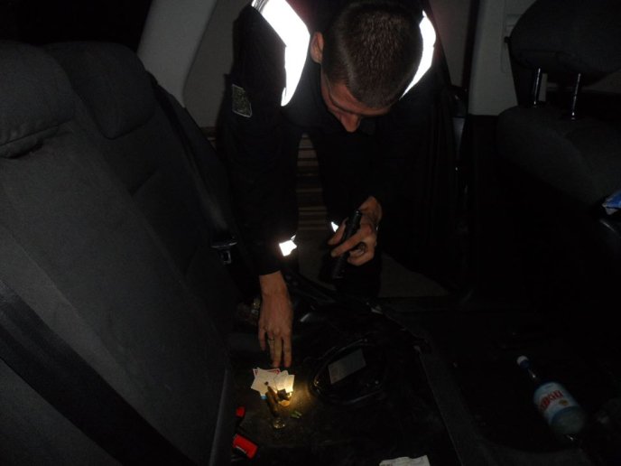 На Закарпатті собака Герда виявила в автомобілі угорця стріляну гільзу та набої  – 01