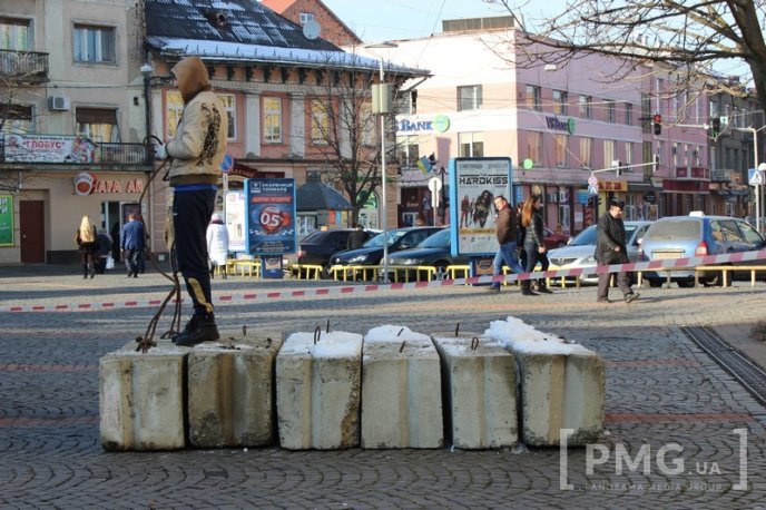 У Мукачеві встановлюють головну новорічну ялинку міста, яка буде штучною – 05 У Мукачеві встановлюють головну новорічну ялинку міста, яка буде штучною – 05