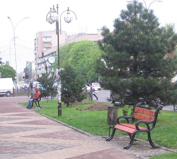 На площі Петефі в Ужгороді з’явились відремонтовані лавиці – 02