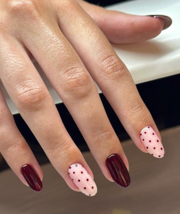 Горошок у поєднанні з бордовим кольором