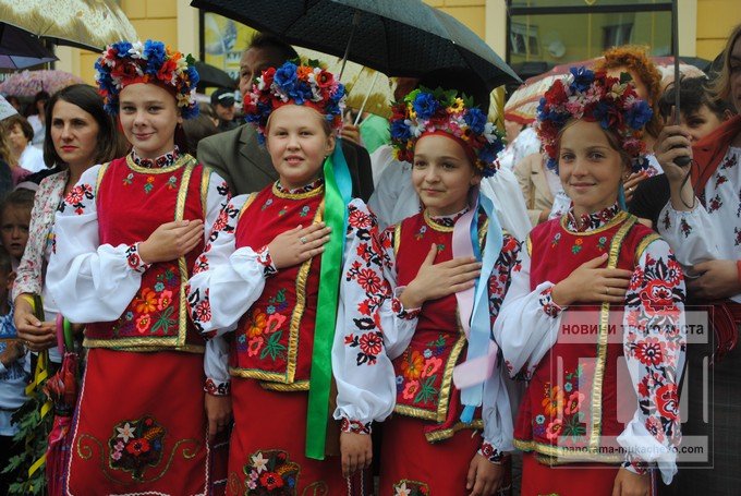У Мукачеві до Дня Незалежності пройшов традиційний Парад вишиванок (ФОТОРЕПОРТАЖ) – 08