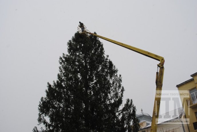 В центрі Мукачева прикрашають ялинку та на повну працює новорічний ярмарок (ФОТО) – 07