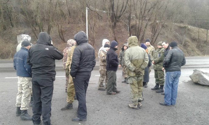 На в’їзді у Закарпаття учасники добровольчих батальйонів та бійці АТО блокують російські вантажівки – 02