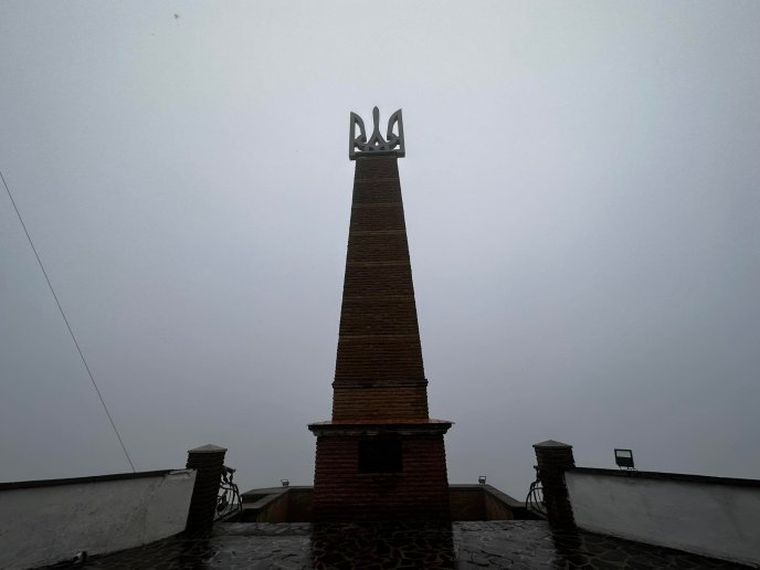 У замку Паланок в Мукачеві встановили тризуб: як він виглядає – 01 У замку Паланок в Мукачеві встановили тризуб: як він виглядає – 01