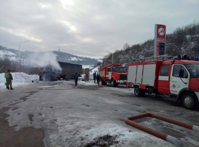 Біля АЗС у Нижніх Воротах горіла вантажівка – 01