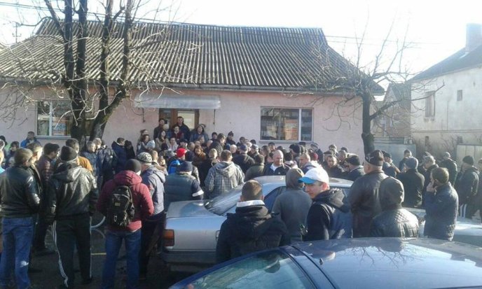 У Виноградівському районі триває акція протесту: люди вимагають побачити машину з гравієм – 03