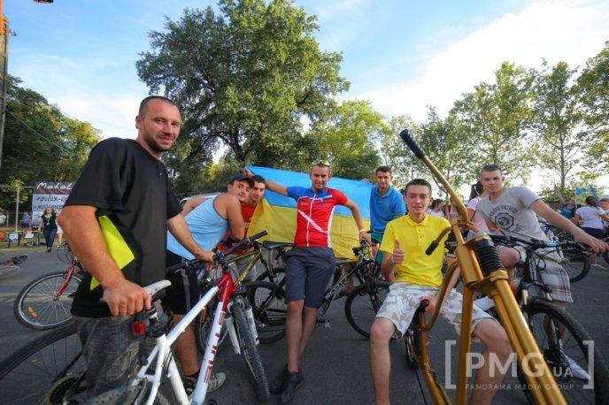 Велозаїзд у День Незалежності України та "кольоровий" флешмоб у Мукачеві: як це було – 17