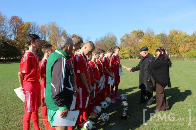 Гравців ФК "Сокіл" нагородили золотими медалями чемпіонату Мукачівщини з футболу – 03