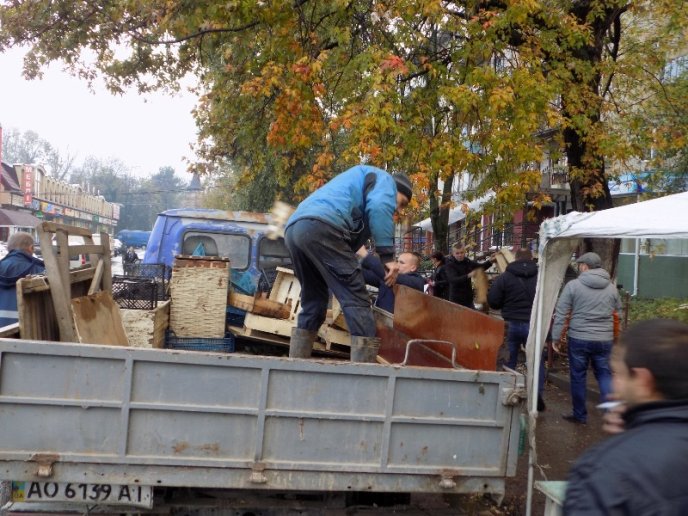 В Ужгороді ліквідували стихійний ринок біля "Білочки"  – 03