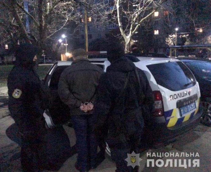 Підстеріг у під’їзді будинку: чоловік із ножем у руках напав на молодого сусіда – 01 Підстеріг у під’їзді будинку: чоловік із ножем у руках напав на молодого сусіда – 01