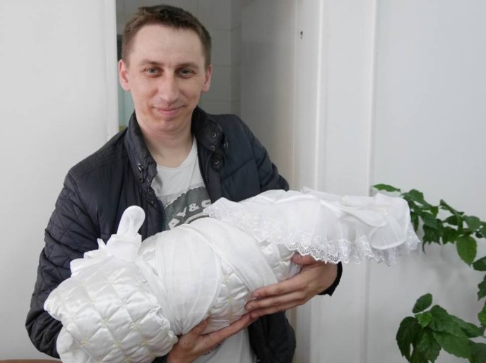 В Ужгороді батьки перших п’ятьох новонароджених дітей отримали у пологовому будинку документи про реєстрацію місця проживання – 02