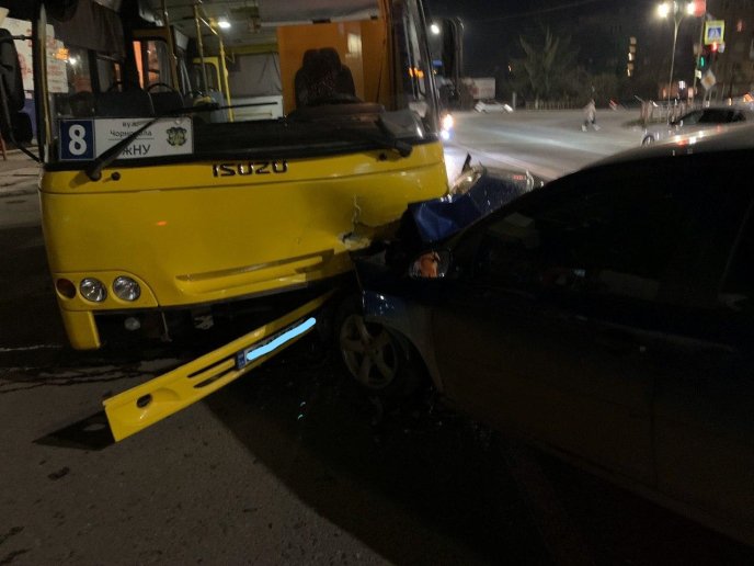 ДТП за участі маршрутки: постраждали мама з дитиною – 04