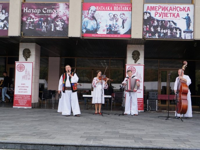 Салон краси просто неба: в Ужгороді зробили подарунок для людей похилого віку – 18 Салон краси просто неба: в Ужгороді зробили подарунок для людей похилого віку – 18