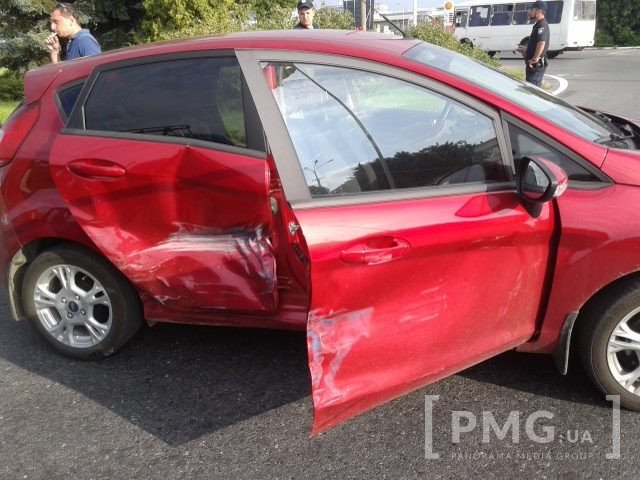 При в’їзді в Мукачево ДТП: зіткнулись три автівки, водій одного з них втік – 01