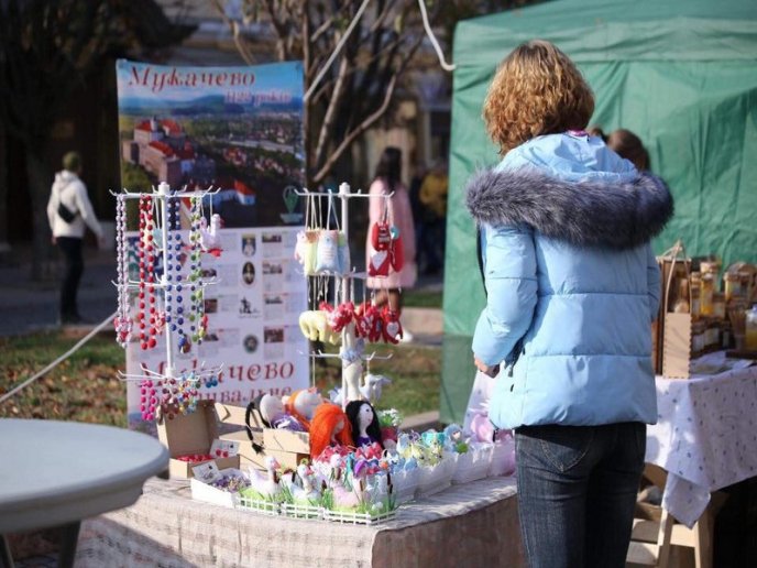Смажена гуска, печені яблука і вино: у центрі Мукачева розпочався святковий ярмарок – 10