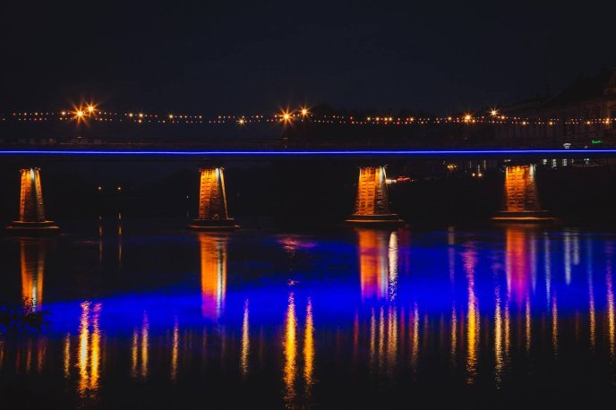 В Ужгороді пішохідний міст прикрашений світлодіодними прожекторами – 09 В Ужгороді пішохідний міст прикрашений світлодіодними прожекторами – 09