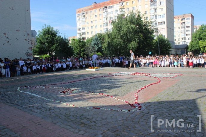 Свято останнього дзвоника відзначили у Мукачівській ЗОШ №13 – 05