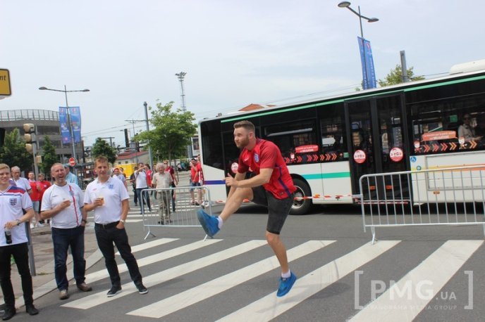 Словацькі та англійські фани розважаються у центрі французького Сент-Етьєна – 14