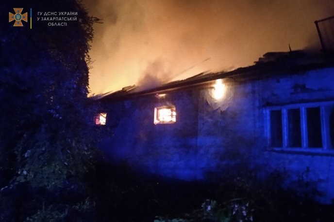 Велика пожежа на Закарпатті: згоріли три автомобілі та значна площа покрівлі – 04