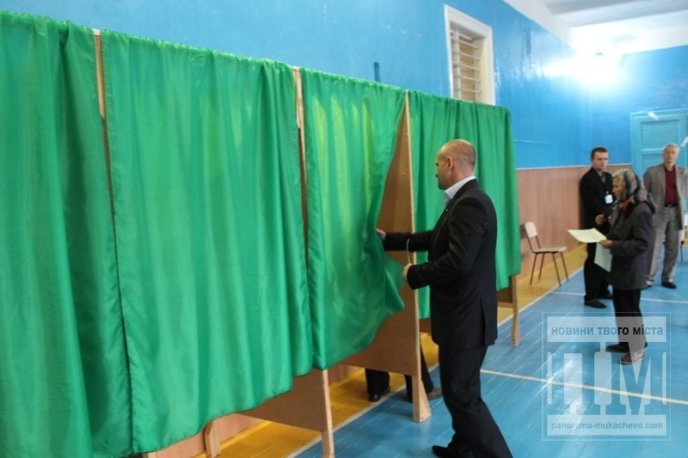 Кандидат від "Партії регіонів" Вячеслав Шутко проголосував на дільниці у ЗОШ №4 (ФОТО) – 06 Кандидат від "Партії регіонів" Вячеслав Шутко проголосував на дільниці у ЗОШ №4 (ФОТО) – 06