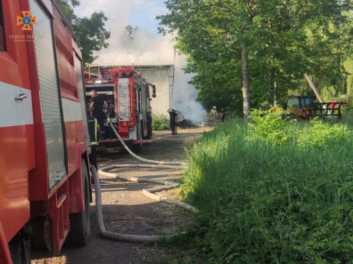 На Берегівщині 23 рятувальники гасять пожежу – 01