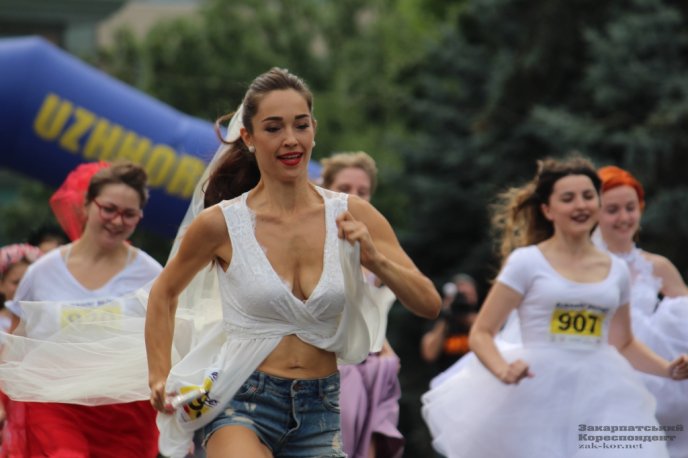 Весільна сукня та кросівки: в Ужгороді відбувся забіг у стилі "наречена-втікачка" – 05