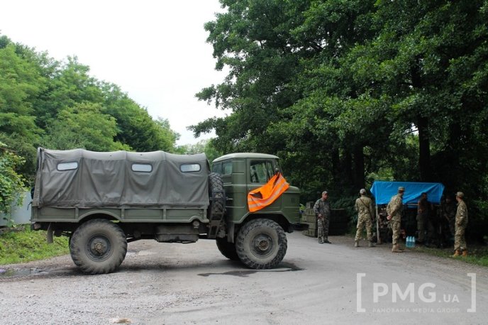 Поблизу Мукачева продовжують працювати тимчасові блокпости військових – 04