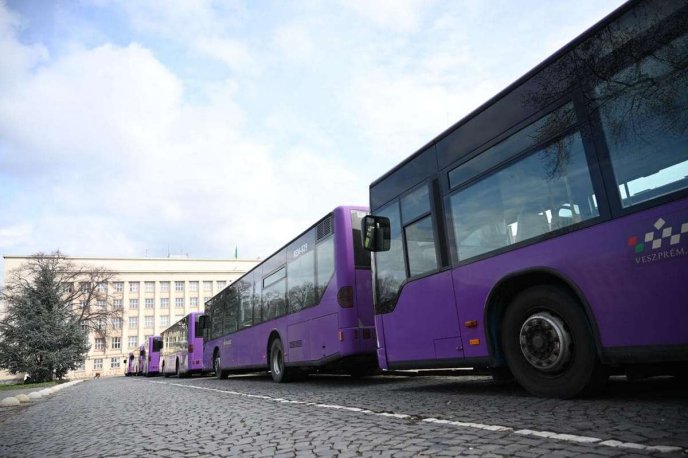 В Ужгороді отримали від угорських партнерів 6 пасажирських автобусів: допомогу одразу відправили у постраждалі міста України – 03 В Ужгороді отримали від угорських партнерів 6 пасажирських автобусів: допомогу одразу відправили у постраждалі міста України – 03