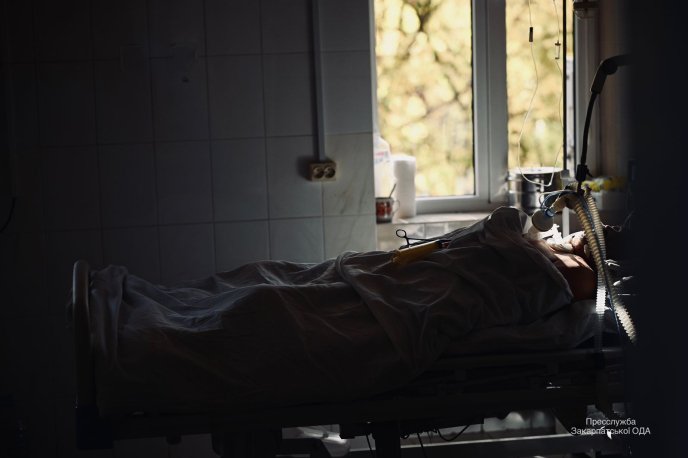 "Вакцинація чи реанімація?": у мережі оприлюднили фото з Центру легеневих хвороб в Ужгороді – 05