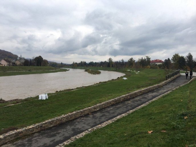 На березі Латориці у Мукачеві нарешті позбирали купи сміття – 02