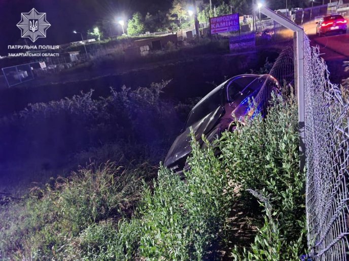 Опівночі п’яний водій врізався в огорожу – 01