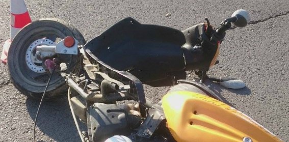 В обласному центрі двоє юнаків на скутері зіткнулись з іномаркою – 01