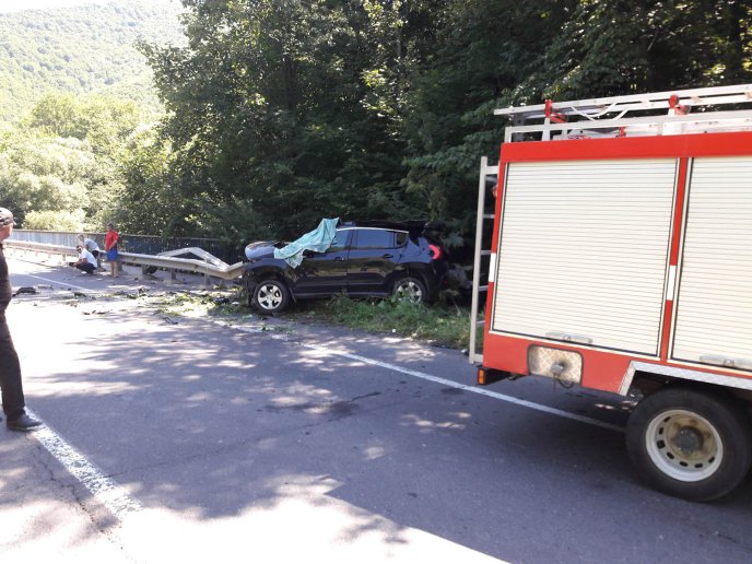 Смертельна ДТП на Закарпатті: внаслідок зіткнення з відбійником загинула жителька Львівщини – 02
