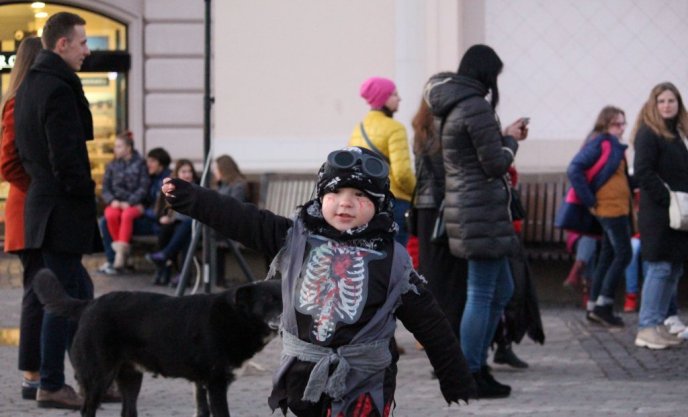 В Ужгороді відбувся костюмований парад до свята Хеловін – 10 В Ужгороді відбувся костюмований парад до свята Хеловін – 10