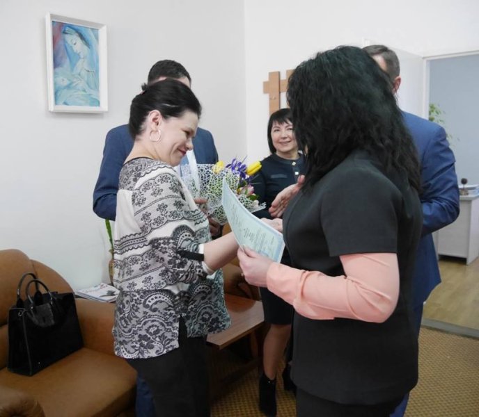 В Ужгороді батьки перших п’ятьох новонароджених дітей отримали у пологовому будинку документи про реєстрацію місця проживання – 06