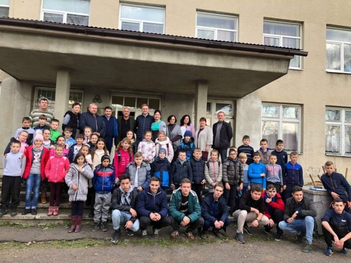 У Хустському районі розпочали акцію "Освітній сад – майбутнє України" – 04