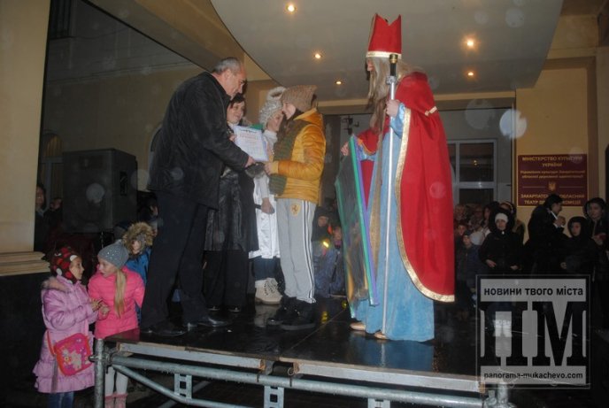 У Мукачеві святковими вогнями запалили головну новорічну красуню міста (ФОТОРЕПОРТАЖ) – 16 У Мукачеві святковими вогнями запалили головну новорічну красуню міста (ФОТОРЕПОРТАЖ) – 16