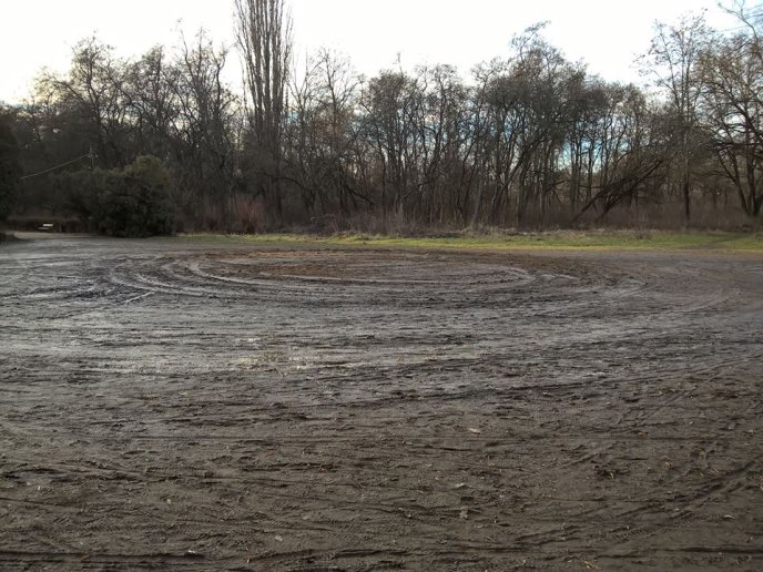 Водії перетворили пішохідну частину Боздоського парку на багнюку – 01