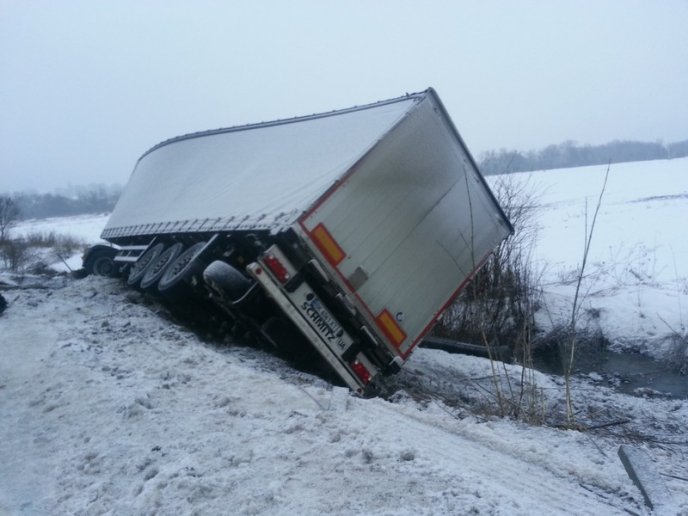 На трасі "Київ-Чоп" біля Сваляви вантажівка злетіла з дороги у кювет – 02