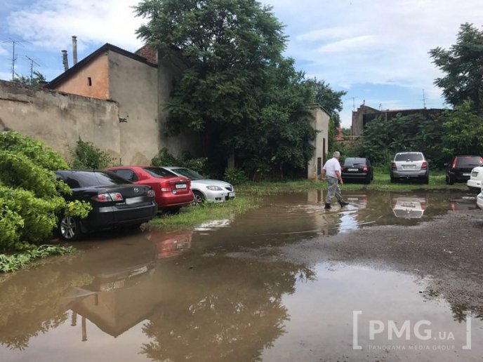 На парковці позаду мукачівської ратуші стіна розтрощила п’ять автівок – 12 На парковці позаду мукачівської ратуші стіна розтрощила п’ять автівок – 12