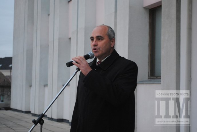 У Мукачеві запалили найбільший герб України на Закарпатті (ФОТОРЕПОРТАЖ) – 04