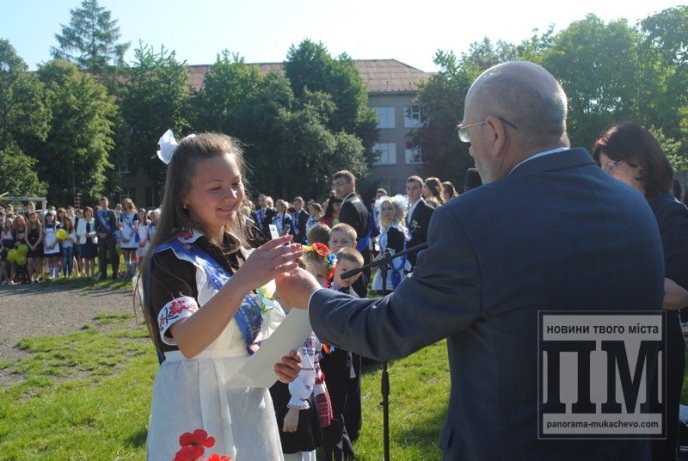 Останній дзвінок відлунав для випускників Мукачівської ЗОШ №6 (ФОТО) – 17